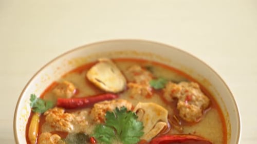 soupe épicée de porc bouilli aux champignons - Tom Yum - Cuisine asiatique