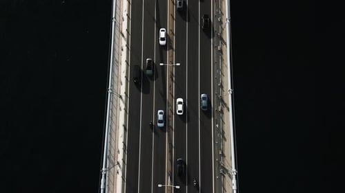 Die Drohne nimmt ein Video von oben auf der Bosporus-Brücke auf, die zwei Kontinente im Bosporus verbindet