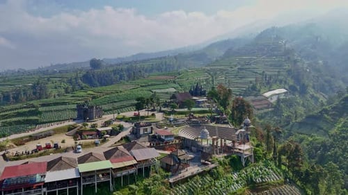 Vue aérienne du parc naturel sur les hautes terres. Bâtiment du château et aire de jeux. Voyages à Negeri Kahyangan