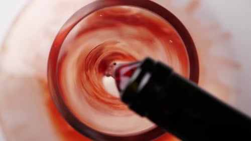 Verser le vin rouge de la bouteille à la carafe Dégustation d'une boisson de luxe Vue de dessus
