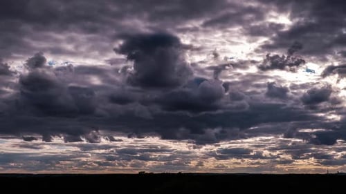 Dramatisch Gewitterwolken bewegen sich am Himmel über Horizont Wolke Raum Zeitraffer