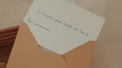 carta de amor con escritura francesa en sobre