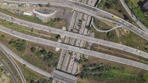 Hyperlapse d'une autoroute avec des ombres de nuages apparaissant à la surface