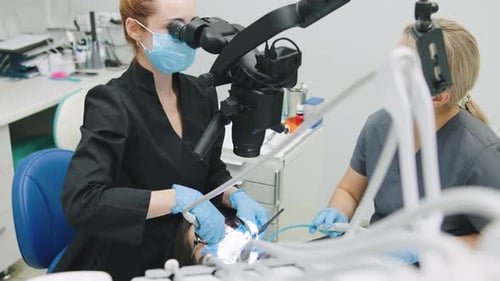 Zahnärzte behandeln morgens während einer Patientenuntersuchung in einer Zahnklinik