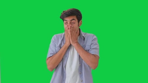 Niño indio triste, estresado y deprimido Pantalla verde