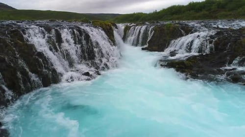 Vue Cinématique D'une Belle Cascade En Islande
