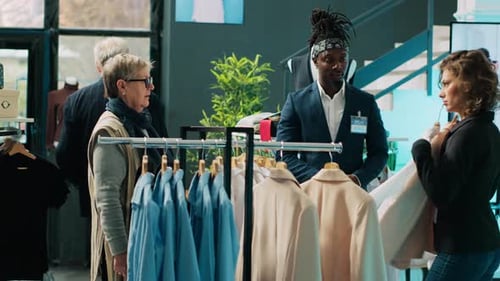 Estilista de moda que sugiere prendas de vestir a clientes habituales