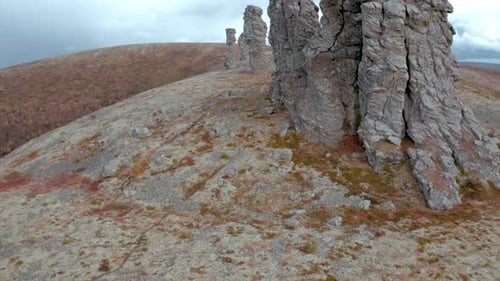 Vue aérienne d'un sommet de montagne avec des formations rocheuses