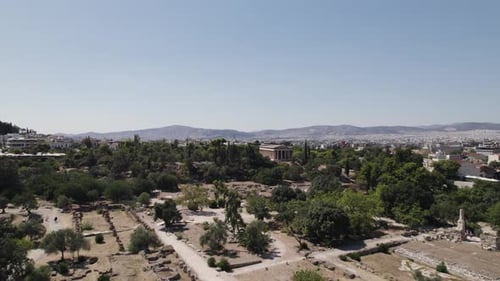 Aproximación aérea al templo de Hefesto, antigua Ágora de Atenas, Grecia.
