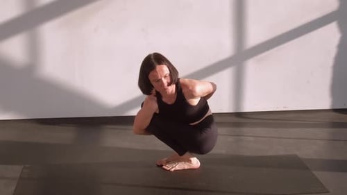 Yoga, équilibre sportif et santé, posture debout pour femme