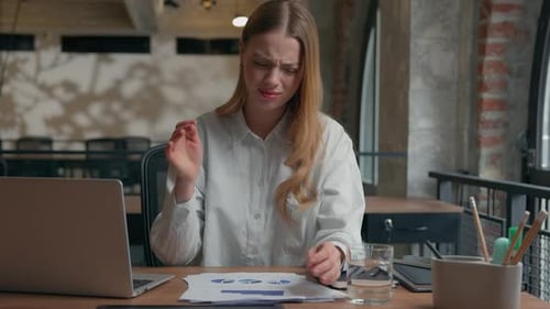 Empresaria caucásica estresada, gerente de oficina, chica de negocios, mujer de negocios, trabajando, portátil, cheque