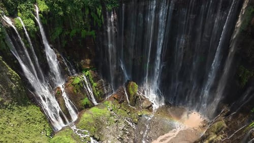 Images aériennes de la cascade de Tumpak Sewu dans l'est de Java