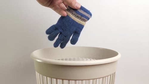 E57 1. Garden gloves are thrown into the trash. Disposal of household waste.