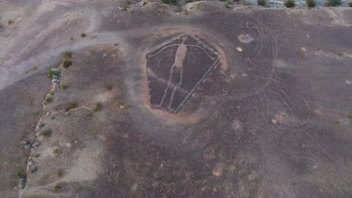 Vue aérienne s'éloignant lentement de Blythe Intaglios, un ancien géoglyphe du désert de Sonora