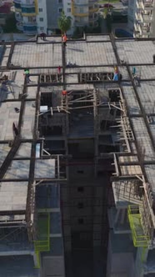 Equipos de vídeo verticales que utilizan herramientas y hormigón para construir paredes estructurales en una construcción grande