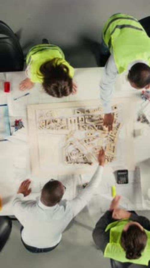 Vertikales Video, Ansicht von oben nach unten, Ansicht von Immobilienfachleuten, die Architektursoftware verwenden