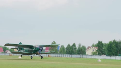 Startshow mit grünem, altem Doppeldecker. Flugshow mit einem großen Propellerflugzeug.