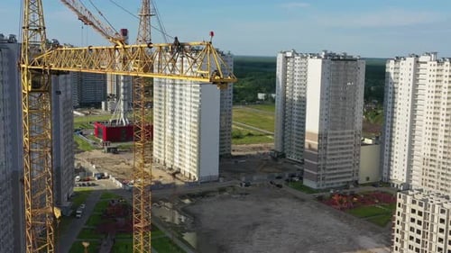 Grúas de construcción y edificios en construcción