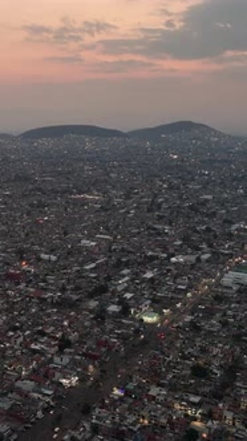 Ecatepec sur écran vertical, l'après-midi tombe, la ville s'illumine