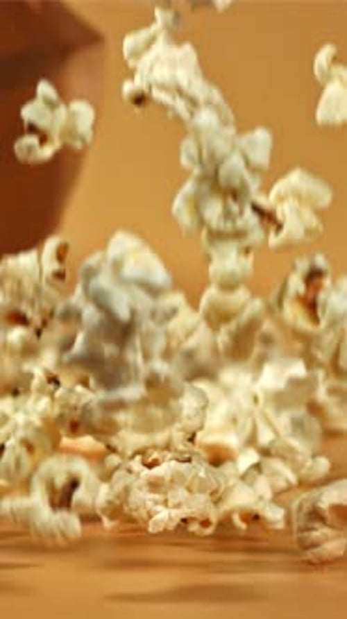 Popcorn Falls on the table filmado con una cámara de alta velocidad a 1000 fps