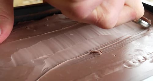 Cómo crear textura en un suave glaseado de ganache de chocolate con una cuchara