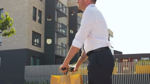 Negocios, personas y concepto: joven empresario con comida para llevar