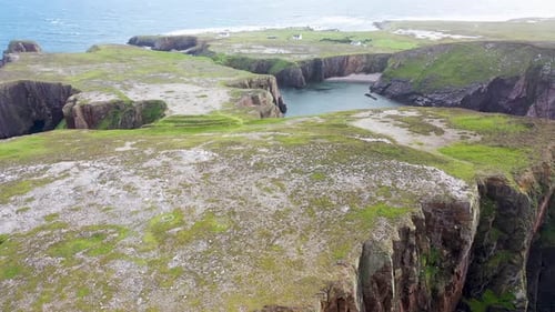 Vue aérienne du fort de Balors à Port Challa sur l'île Tory, dans le comté de Donegal, en Irlande
