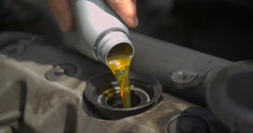 Automechaniker wechselt Motoröl
