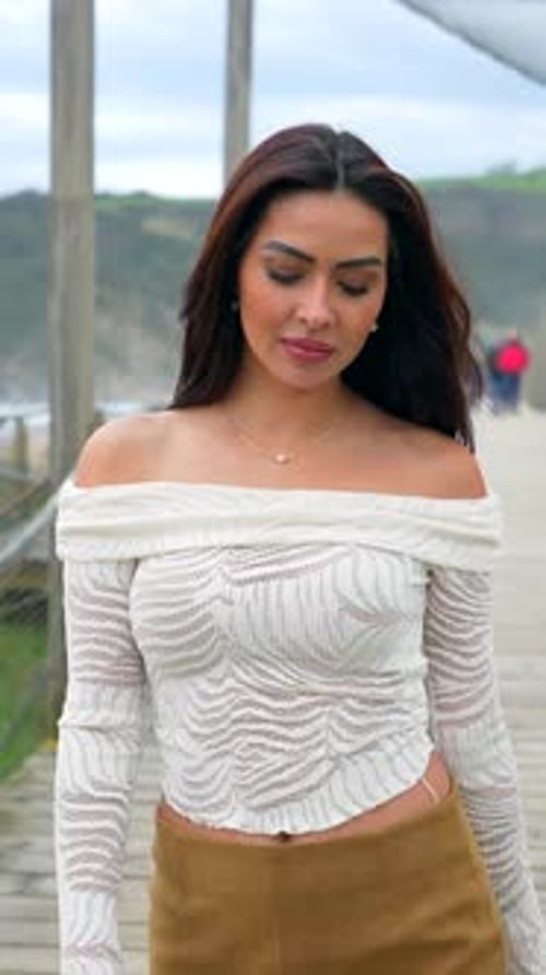 Mannequin marchant sur la promenade de la plage