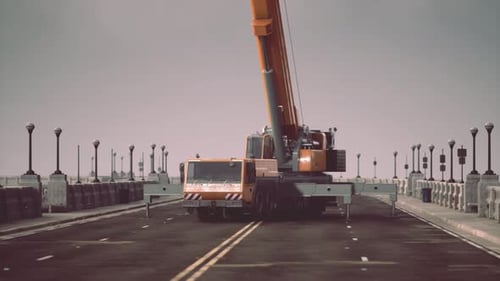 Gran grúa automática en el puente en construcción