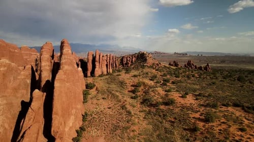 Une collection de formations ressemblant à des murs créées par les arches rocheuses du parc national.