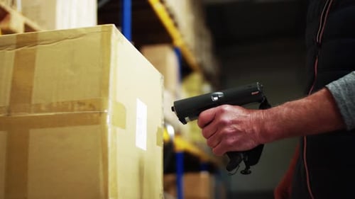 Porträt eines älteren männlichen Lagerarbeiters oder eines Vorgesetzten mit Barcode