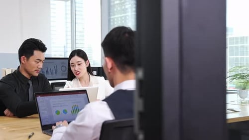 Teamwork macht den Traum wahr: Professionelle Mitarbeiter diskutieren aktiv über Datenanalysen, überprüfen r