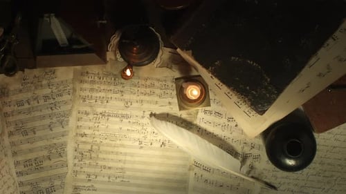 Vista del antiguo lugar de trabajo de un compositor con metrónomo y diapasón