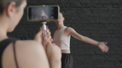 Vídeo tutorial de grabación de una entrenadora de danza contemporánea femenina