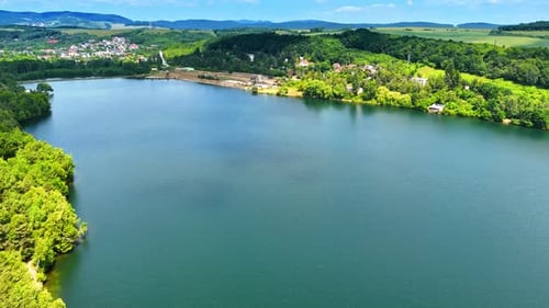 Atemberaubende Naturlandschaft auf dem Land im Sommer.