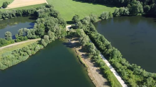 Drohnenaufnahme von drei Teichen