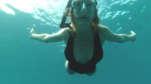 Vidéo 4K d'une femme méconnaissable faisant du snorkeling seule pendant ses vacances en Indonésie