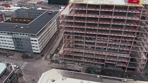 Vista aérea del pedestal ascendente en 4K del nuevo edificio en construcción en el centro de Gotemburgo, Suecia