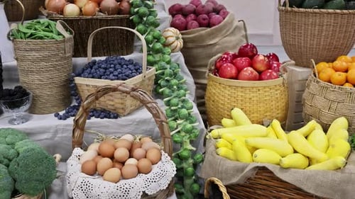 El vibrante mercado de frutas y verduras muestra una variedad de productos frescos