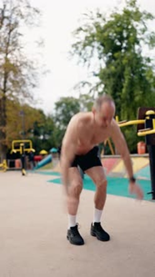 Homme musclé faisant des burpees dans une zone d'entraînement en plein air