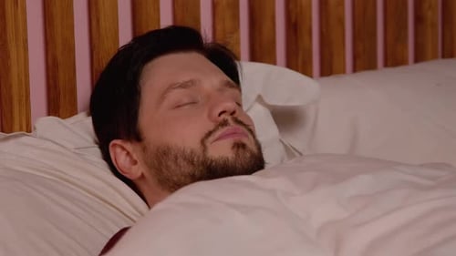 Portrait d'un homme d'âge moyen dormant et ronflant dans son lit la nuit