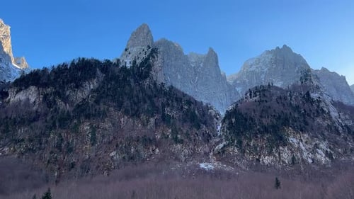 Schneebedeckte Berggipfel vor dem blauen Himmel