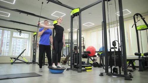 Man Assists Woman at Gym Later She Trains with Instructor