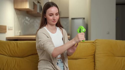 Concept du sport, de la forme physique et des gens Belle femme heureuse et souriante avec un extenseur de main qui fait de l'exercice