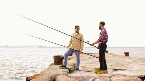 Leisure And People Concept — Glückliche Freunde mit Angelruten am Pier