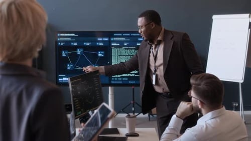 Cybersicherheitsteam analysiert Netzwerkdaten während einer Besprechung im Büro