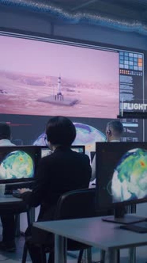 Equipo viendo el lanzamiento de un cohete en la oficina