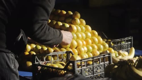 Eine schöne und glatte Pyramide reifer Mandarinen auf einem Bauernmarkt