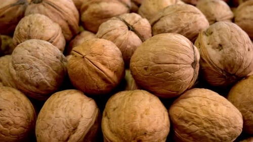 Viele ganze Walnüsse in Peel Fresh Harvest als Beispiel für gesunde Ernährung